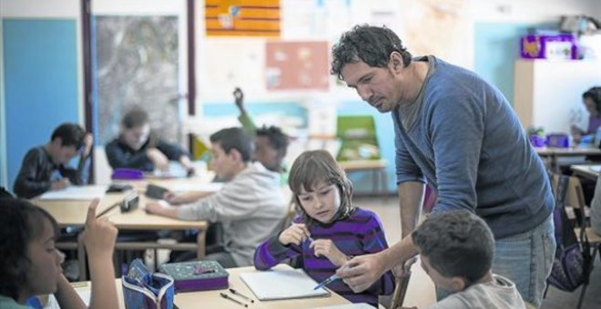 César Bona, con un grupo de alumnos de 5º A del colegio Puerta de Sancho./ P&J