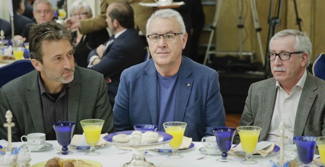 El coordinador general de IU, Cayo Lara (c), Mauricio Valiente (i), excandidato de IU al Ayuntamiento de Madrid y tercer teniente de alcalde de Manuela Carmena y el secretario general de CCOO, Ignacio Fernández Toxo, entre los asistentes al desayuno infor