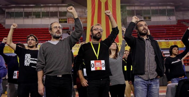 Los miembros de la CUP Antonio Baños, Benet Salellas, y Albert Butran, de izda a dcha, durante un acto de la formación política en el que analizan su posición respecto a la investidura del presidente de la Generalitat y la continuidad del proceso independ