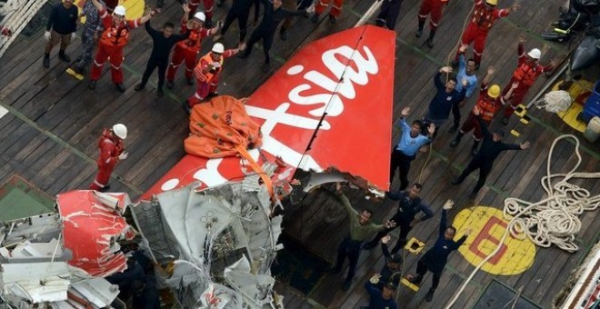 Cola del avión de pasajeros AirAsia QZ8501 visto en la cubierta de la nave Cresta Onyx después de ser recuperado del mar. REUTERS