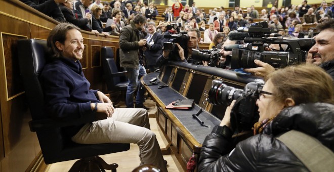 El líder de Podemos, Pablo Iglesias, sentado en el hemiciclo del Congreso de los Diputados, con motivo de la jornada de puertas abiertas a la ciudadanía celebrada en Madrid.- EFE