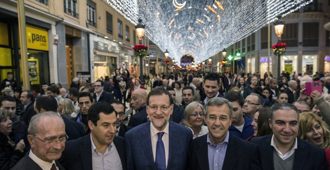 El presidente del Gobierno Mariano Rajoy, acompañado por el presidente del PP andaluz, Juanma Moreno, el presidente provincial del PP en Málaga, Elías Bendodo, el alcalde de Estepona y número uno del PP de Málaga al Congreso y al Senado José María Garcia