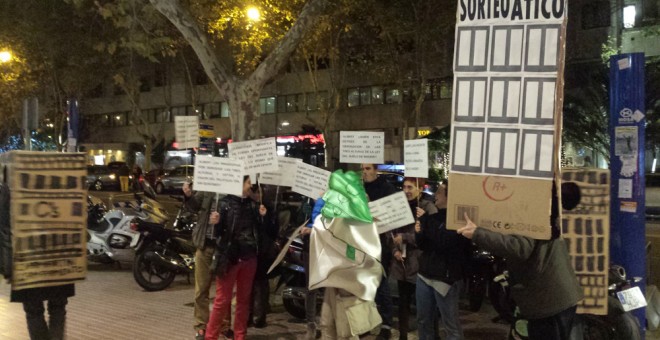 Pequeña protesta de un grupo de ecologistas contra la proposición de ley para derogar el artículo que limita a tres alturas las edificaciones de la comunidad.