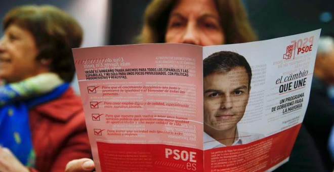 Una mujer lee un folleto del PSOE durante el mitin que Pedro Sánchez protagonizó en Getafe. / SUSANA VERA (REUTERS)