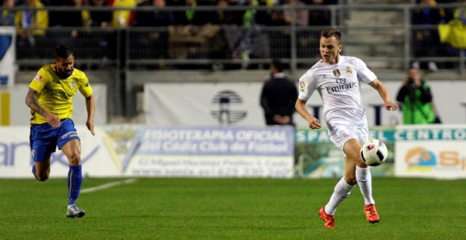 El delantero ruso del Real Madrid Denis Cheryshev durante el partido de ida de los dieciseisavos de final de la Copa del Rey que se disputó en el estadio Ramón de Carranza, en Cádiz. EFE/Román Ríos