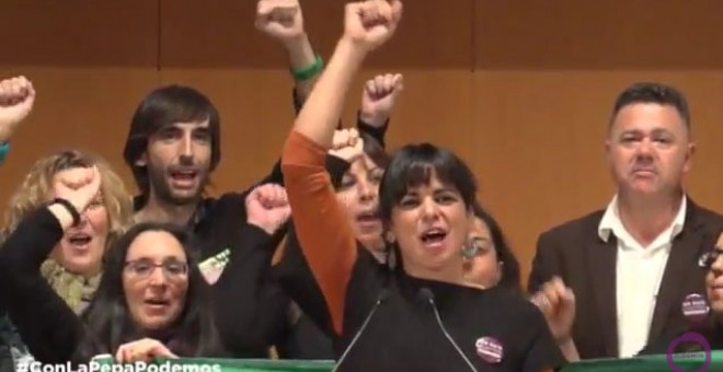 Teresa Rodríguez cantando el himno de Andalucía en el mitin de Podemos en Cádiz