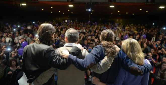 Pablo Iglesias abrazado a Victoria Rosell, Rafa Mayoral y Alberto Montero.