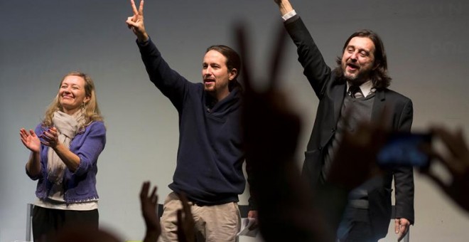 El candidato de Podemos a la Presidencia del Gobierno, Pablo Iglesias, acompañado por el responsable de Relaciones con la Sociedad Civil, Rafa Mayoral, y la juez Victoria Rosell, durante un acto de campaña celebrado hoy en el Teatro Alameda de Málaga. EFE