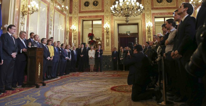 El presidente del Gobierno y candidato del PP a la reelección, Mariano Rajoy, escucha la intervención del presidente del Congreso,Jesús Posada, durante la recepción celebrada en el Congreso de los Diputados con motivo del XXXVII aniversario de la Constitu