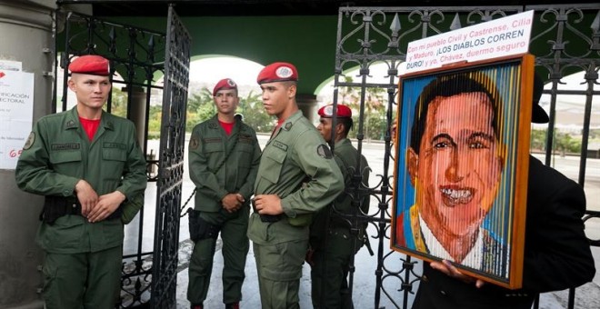 Un grupo de militares venezolanos vigila la entrada a un centro de votación  en la ciudad de Caracas (Venezuela). EFE/MIGUEL GUTIÉRREZ