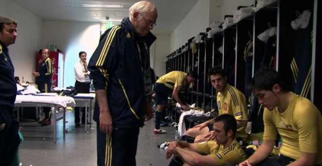 Luis Aragonés, en el vestuario de la selección española.