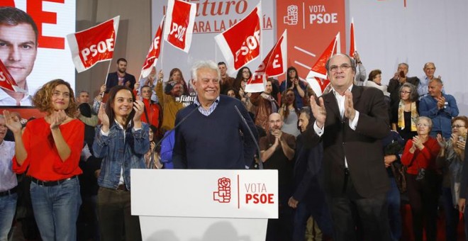 El expresidente del Gobierno Felipe González, el portavoz en la Asamblea, Ángel Gabilondo, la secretaria general del PSOE-M, Sara Hernández, y la candidata al Congreso por Madrid Meritxell Batet, durante el acto de campaña que ha tenido lugar esta noche e