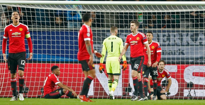 Los jugadores del Manchester United se lamentan tras el tercer gol del Wolfsburgo. Reuters / Carl Recine