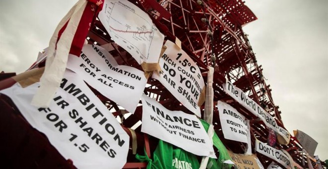 Vista de una réplica de la Torre Eiffel construida a partir de sillas y expuesta para reclamar medidas de acción contra el cambio climático. EFE/Jose Rodriguez