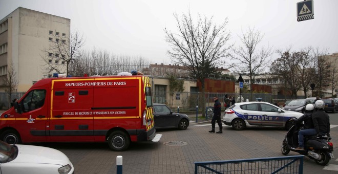 Las afueras de la escuela infantil de Aubervilliers donde ha sido agredido un profesor. /REUTERS