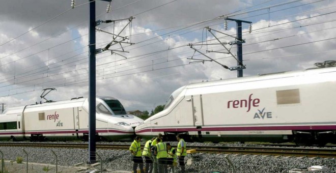 Técnicos de ADIF reparan los cables de cobre y de fibra óptica cortados en la línea de alta velocidad entre Barcelona y Figueres. EFE/Jaume Sellart