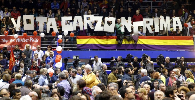 Militantes y simpatizantes asisten al mitin de cierre de campaña del candidato de IU-Unidad Popular, Alberto Garzón, para las elecciones generales del 20-D, en el Polideportivo Municipal Juan de la Cierva de Getafe. EFE/Mariscal