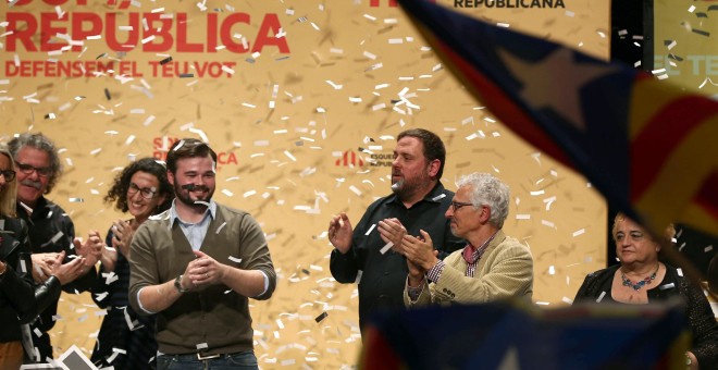 El cabeza de lista de ERC, Gabriel Rufián, es aplaudido por el presidente de ERC, Oriol Junqueras, y el juez Santiago Vidal, candidato al Senado, al término del acto final de campaña que ERC ha celebrado en el Teatre principal de Sabadell.EFE/Toni Albir