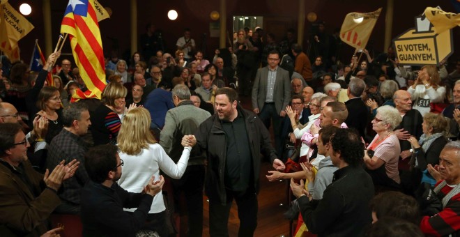 El presidente de ERC, Oriol Junqueras, saluda a los asistentes a su llegada al Teatre Principal de Sabadell para el acto final de campaña de los republicanos. EFE/Toni Albir