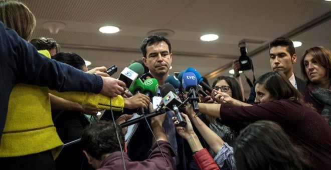 El líder y candidato de Unión Progreso y Democracia (UPYD), Andrés Herzog, declara a los medios de comunicación a su llegada al hotel donde espera los resultados con su equipo. EFE/Santi Donaire