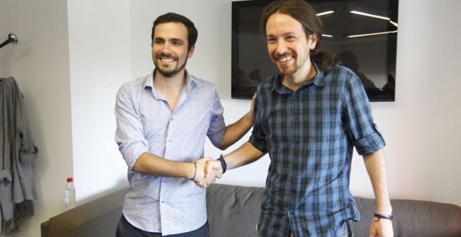 Alberto Garzón y Pablo Iglesias, en un encuentro en la sede de Podemos. E.P.