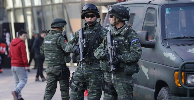 Varios militares vigilan una zona comercial de Pekín durante el día de Nochebuena. /REUTERS