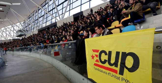 Asamblea de la CUP que debate y somete a votación si sus diez diputados en el Parlament deben facilitar la investidura de Artur Mas. /EFE