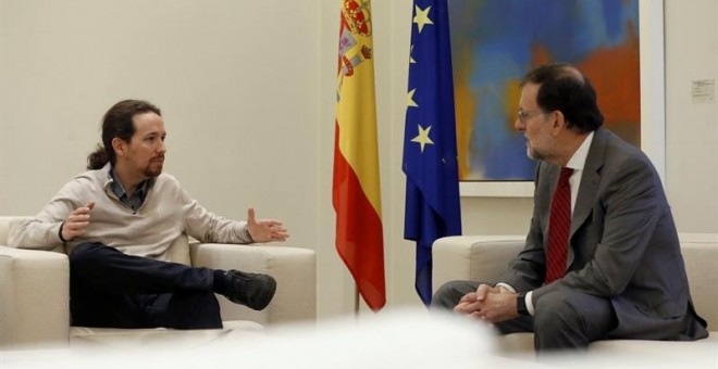 El presidente del Gobierno español en funciones, Mariano Rajoy, y el secretario general de Podemos, Pablo Iglesias, durante la reunión en el Palacio de La Moncloa. EFE/JUAN CARLOS HIDALGO