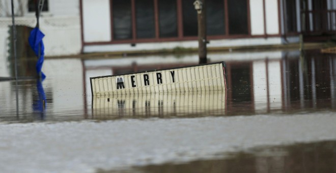 Una señal que felicita la Navidad cubierta de agua en la ciudad de Elba (Alabama), por las fuertes tormentas que han azotado el centro de EEUU. REUTERS/Marvin Gentry