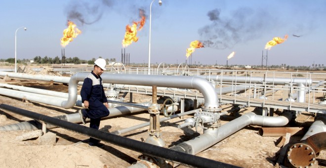 Un trabajador en un campo petrolífero cerca de la ciudad iraquí de Basora. REUTERS/Essam Al-Sudani