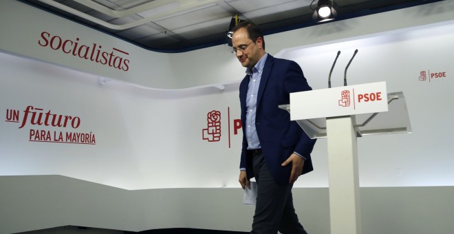 El secretario de Organización del PSOE, César Luena, tras la rueda de prensa que ha ofrecido en la sede de Ferraz. EFE/Mariscal