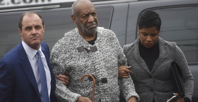 El actor Bill Cosby, acompañados por miembros de la oficina del fiscal, llega al tribunal para responder a los cargos de abuso sexual de los que ha sido acusado, en la primera acción judicial contra el comediante. REUTERS/Mark Makela