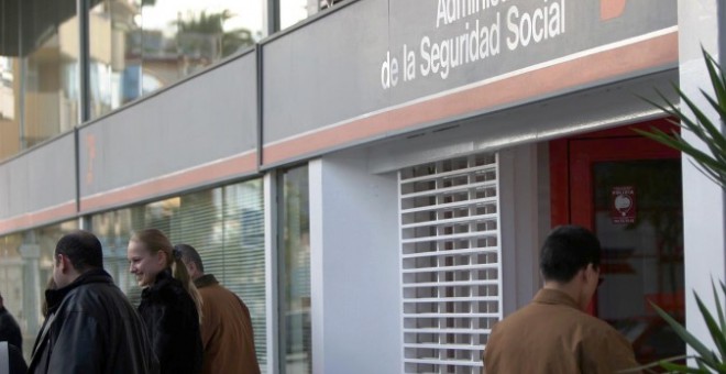 Según Empleo, el mes de diciembre ha mostrado una dinámica positiva en la afiliación a la Seguridad Social, tras señalar que 'con 2015 se cierra un ciclo de recuperación de ocupados'. EFE