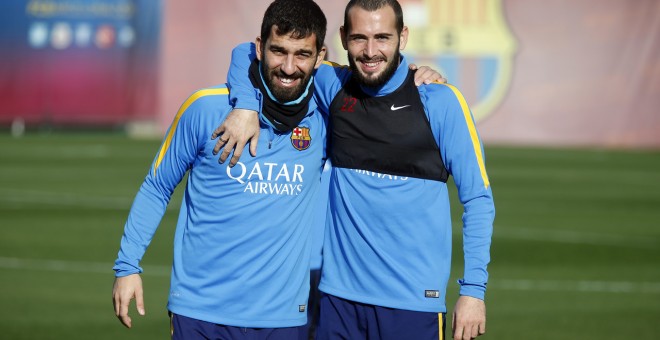 Arda Turan y Aleix Vidal, durante el entrenamiento de hoy del Barça. MIGUEL RUIZ - FCB