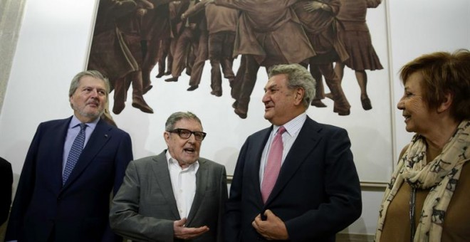 El artista Juan Genovés conversa con Jesús Posada, Íñigo Méndez de Vigo y Celia Villalobos. / CHEMA MOYA (EFE)