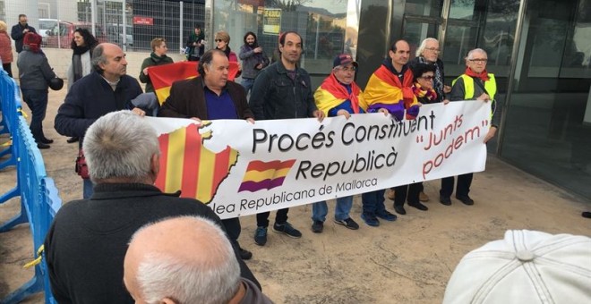 Integrantes de Unidad Cívica por la República, durante una concentración ante la Escuela Balear de la Administración Pública (EBAP), el edificio donde se celebrará el juicio del caso Nóos en el que se sientan en el banquillo de los acusados la infanta Cri