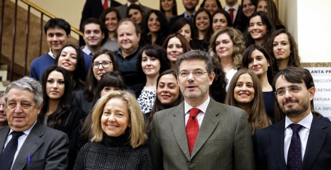 El ministro de Justicia en funciones, Rafael Catalá, acompañado de la fiscal general, Consuelo Madrigal, el fiscal jefe de la Inspección Fiscal de la Fiscalía General del Estado, Fausto Cartagena, y el director del Centro de Estudios Jurídicos, Antonio Zá