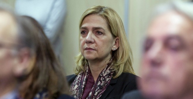 La infanta Cristina de Borbón, en el banquilo de los acusados en el primer día del Juicio por el caso Nóos en Palma de Mallorca. REUTERS/Cati Cladera