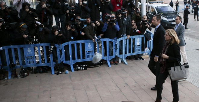 La infanta Cristina de Borbón y su marido Iñaki Urdangarin, a su llegada a la primera sesión del juicio por el caso Nóos. REUTERS/Enrique Calvo