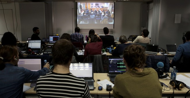 Periodistas siguen el juicio en el que la infanta Cristina está acusada de fraude fiscal, en una pantalla grande en un tribunal de Palma de Mallorca, España. REUTERS/Enrique Calvo