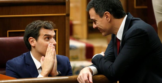 El secretario general del PSOE, Pedro Sánchez, conversa con el líder de Ciudadanos, Albert Rivera.- EFE