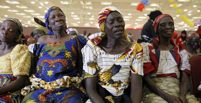 Madres de las niñas Chibok lloran durante su reunión con el presidente Muhammadu Buhari en la villa presidencial en Abuja, Nigeria, 14 de enero de 2016. REUTERS / Afolabi Sotunde