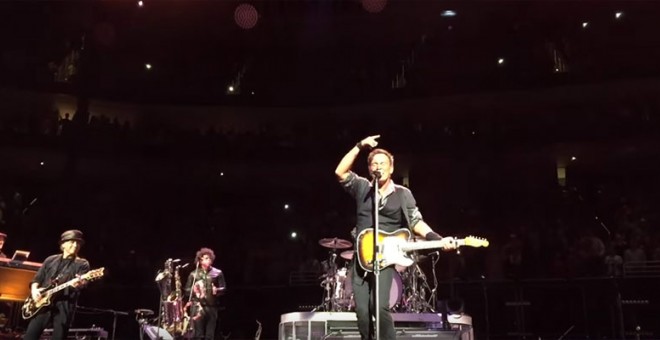 Bruce Springsteen durante su interpretación del 'Rebel, Rebel'.