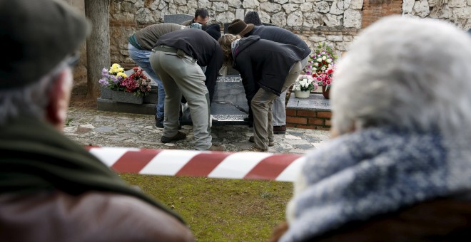 Ascensión Mendieta durante la exhumación de la fosa de su padre.- REUTERS