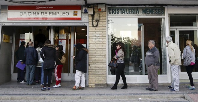 La tasa de paro descenderá hasta el 19,5% en 2016, desde el 21,18% actual, y caerá dos décimas adicionales en 2017, hasta el 19,3%.- EUROPA PRESS