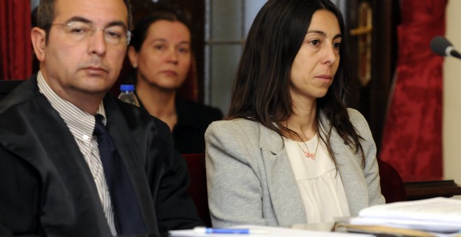 La Policia Nacional, Raquel Gago, y Monserrat González, autora confesa del crimen, durante la declaración de la tercera acusada Triana Martínez, en la segunda jornada del juicio que se celebra en la Audiencia Nacional de León. EFE/J. Casares