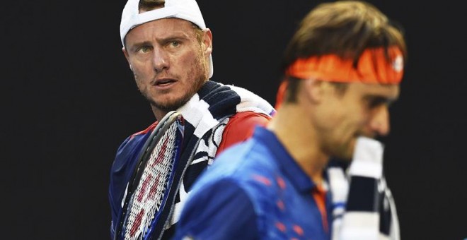 Ferrer se cruza con Hewitt en el partido que han disputado en el Open de Australia. /EFE