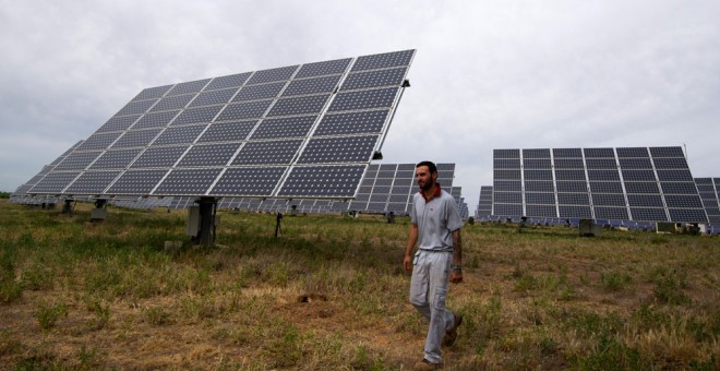 Un trabajador en una planta de Mahora, en Albacete, en 2014.  AFP PHOTO/ JOSE JORDAN