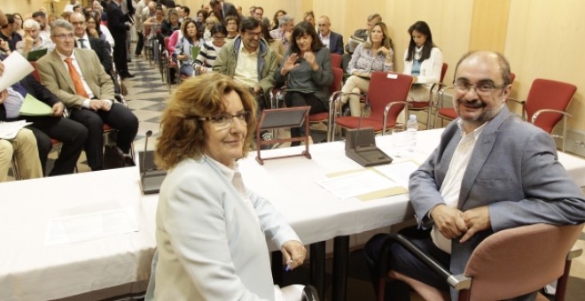 El presidente del Gobierno de Aragón, Javier Lambán, y su consejera de Ciudadanía y Derechos Sociales, Mariví Broto.