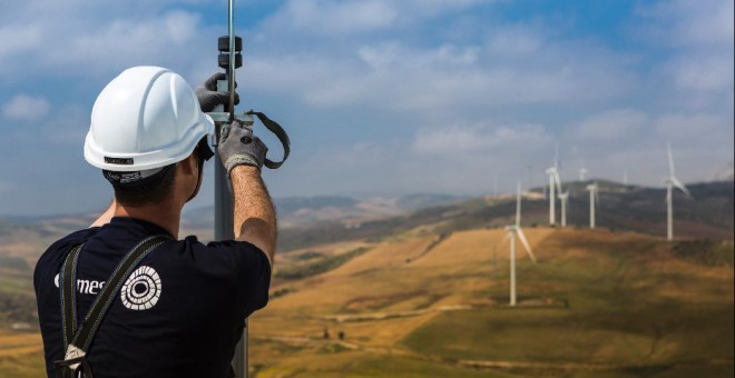 Un trabajador de Gamesa realiza operaciones de mantenimiento en un parque eólico.